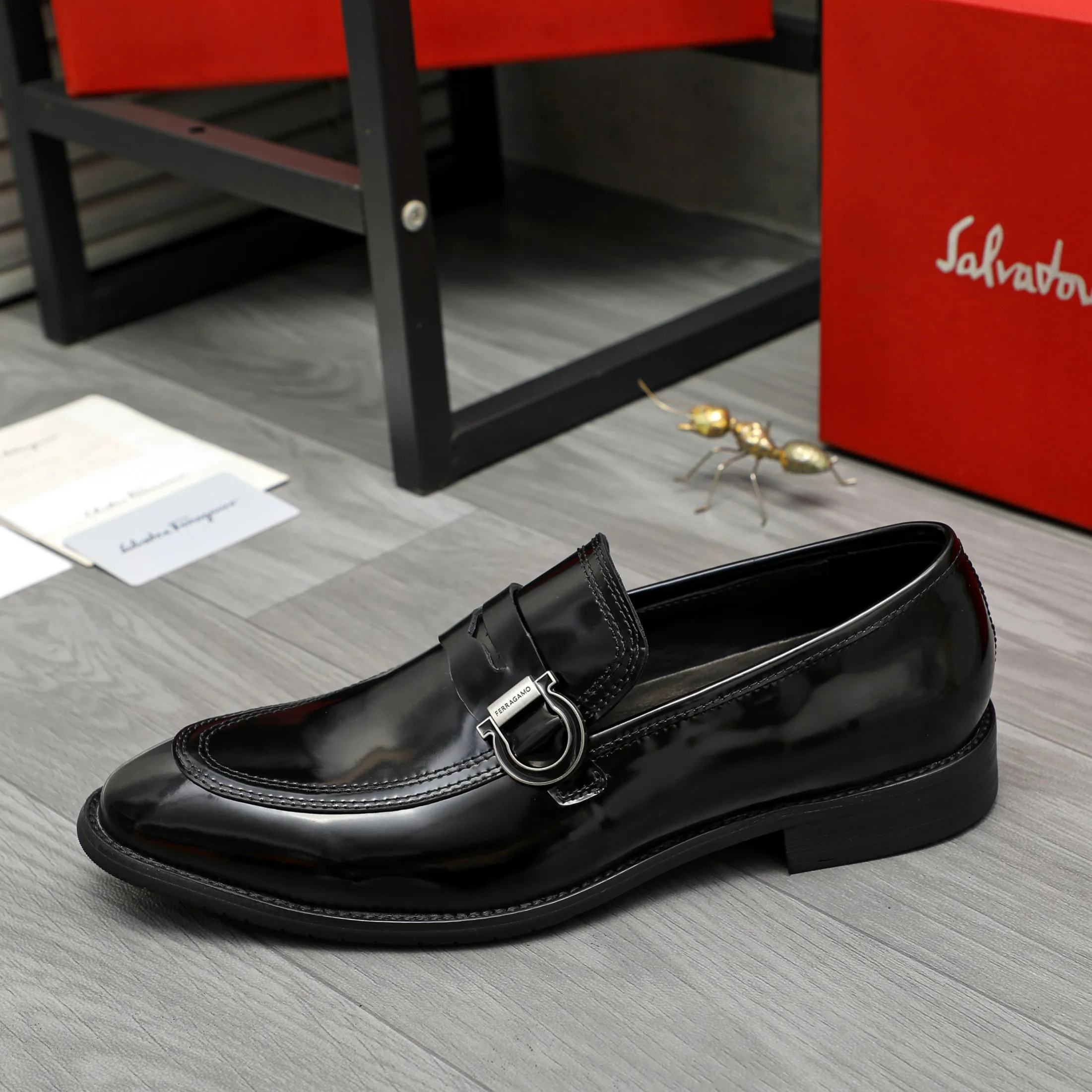 Men's shoes 💰460 Product trademark: Ferragamo "Ferragamo" business slip-on leather shoes Regular size: 39-44 Product materials: Selected high-quality pearlescent cowhide upper, cowhide lining, original outsole